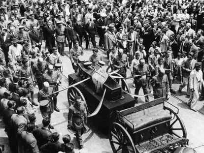 Sepelio del general Balmes en Las Palmas, el 17 de julio de 1936, presidido por Franco (detr&aacute;s del arm&oacute;n, el militar entre las autoridades civiles).  