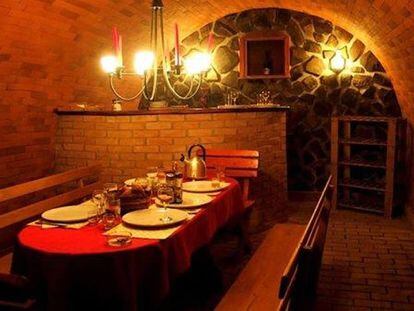 Salón comedor en el Hostel Terra Mythica, en Alba Iulia, Rumanía