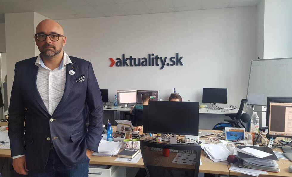 Peter Bardy, director de Aktuality.sk, frente a la mesa que ocupaba Kuciak.