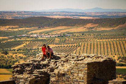 Dos jóvenes en una fortaleza del Alentejo, en Portugal.