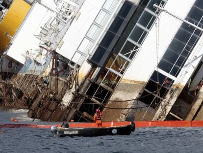Tareas de reflotamiento del 'Costa Concordia'.