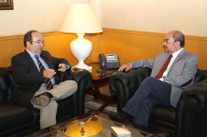 El president d'Aragó, el socialista Javier Lambán (dreta), va a la seva primera desfilada del DIa de la Hispanitat. A la foto, amb Miquel Iceta, líder del PSC.