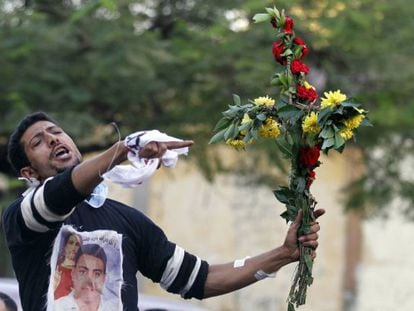 Un cristiano copto se manifiesta en El Cairo tras los disturbios.