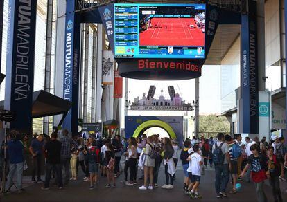 Asistentes ayer al Open de Tenis Mutua Madrile&ntilde;a en la Caja M&aacute;gica.