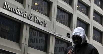 Un hombre pasa delante de la sede de Standard & Poor's en Nueva York