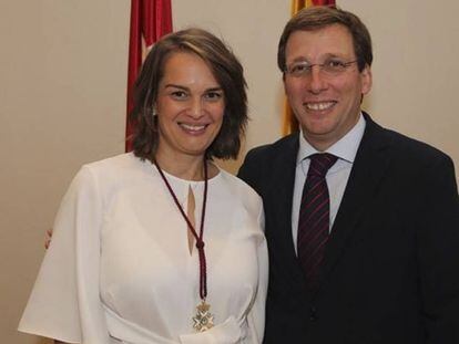 Loreto Sordo Ruiz, junto con el alcalde José Luis Martínez-Almeida.