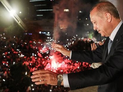 El presidente turco Recep Tayyip Erdogan saluda a sus seguidores tras proclamarse ganador de las elecciones.