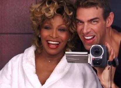 Kevy Aucoin junto a Tina Turner en una escena del documental.