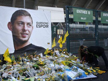 Homenajes al futbolista argentino Emiliano Salas. En vídeo, el último mensaje de voz enviado por Emiliano antes de desaparecer en el Canal de la Mancha.