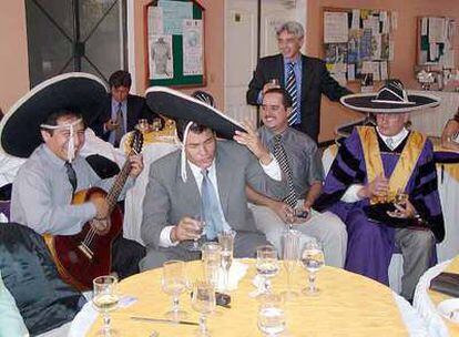 Rafael Correa canta con el grupo Los Sancochos en una fiesta en una universidad de Quito en 2004.