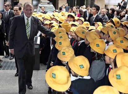 El Rey, a su llegada ayer al Instituto Cervantes de Tokio, donde fue saludado por un grupo de alumnos.