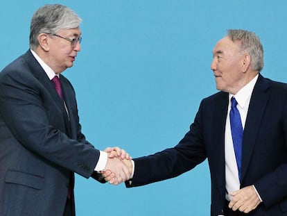 El expresidente de Kazajistán, Nursultán Nazarbáyev (derecha), saluda a su sucesor, Kassym-Jomart Tokayev, en una imagen de 2019.