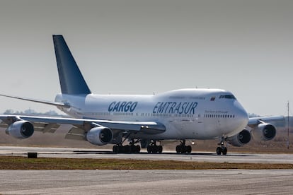 El Boeing 747-300 de la aerolínea venzolana Emtrasur Cargo espera en el aeropuerto de Córdoba, Argentina, antes de volar hacia Buenos Aires, el 6 de junio de 2022.
