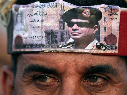 Un seguidor del presidente egipcio, Abdelfattá Al Sisi, este lunes en El Cairo.