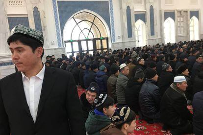 Rezo en la mezquita del Instituto Islámico de Xinjiang en Urumqi, en la región iugur de China, el 3 de enero.