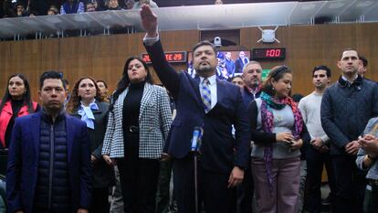 Luis Enrique Orozco toma posesión como Gobernador Interino de Nuevo León, el 29 de noviembre.