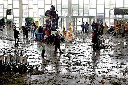 La huelga de los servicios de limpieza en el aeropuerto de El Prat mostró ayer sus efectos