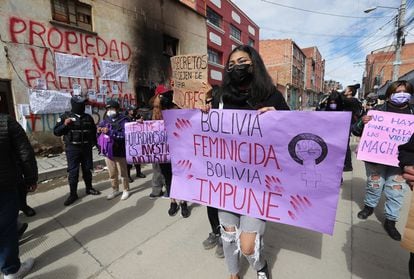 Activistas por los derechos de las mujeres protestan contra la violencia machista y la corrupción de la justicia esta semana, durante una marcha en El Alto hacia el centro de La Paz (Bolivia).