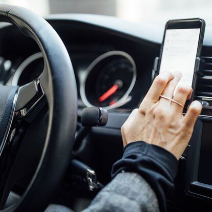 Los soportes de móvil para el coche ayudan a aumentar la seguridad mientras conducimos.