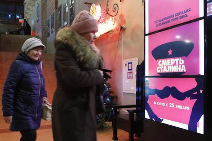 Gente observa el cartel de la película prohibida por las autoridades rusass en un cine de Moscú, el miércoles