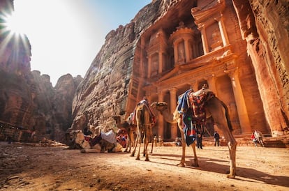 Indiana Jones entró a caballo en Petra en busca del Santo Grial. Los turistas también recorren el Siq, el desfiladero por el que se llega a la fachada rosa del Tesoro, y desde allí visitan otros lugares del yacimiento de la ciudad perdida de los nabateos como el Alto Lugar del Sacrificio, el Monasterio o las tumbas. Johann Ludwig Burckhardt, el aventurero suizo del siglo XIX, descubrió este enclave en la actual Jordania, de dos mil años de antigüedad, que provoca en el visitante una fascinación como pocos lugares en el mundo.