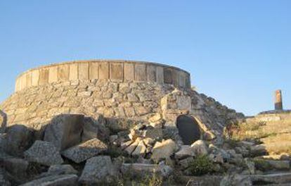 Búnker de la Guerra Civil y vértice geodésico en la cima de Cabeza Líjar, en la Sierra de Guadarrama.