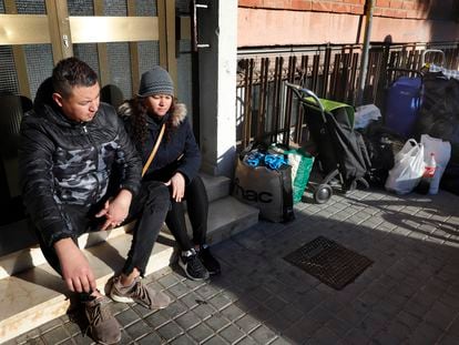 Alan y Blanca, el jueves pasado, junto a sus pertenencias, tras ser desahuciados en el barrio de Ciutat Meridiana de Barcelona.