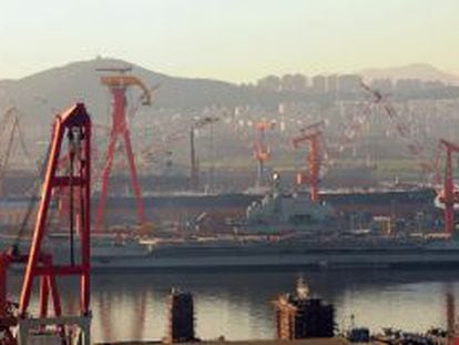 Portaaviones chino atracado en el puerto de Dalian, en la provincia de Lianoning, al noreste de China.