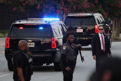 La caravana del expresidente Donald Trump sale después de que se entregó para ser procesado en la cárcel del condado de Fulton.