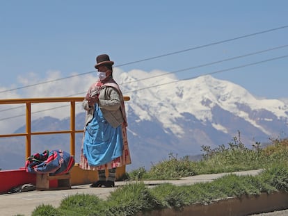 Una mujer aimara con cubrebocas en La Paz (Bolivia), en abril de 2020.