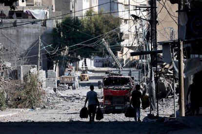 Palestinos con sus pertenencias huían de la ciudad de Gaza, totalmente arrasada por los ataques de Israel. 
