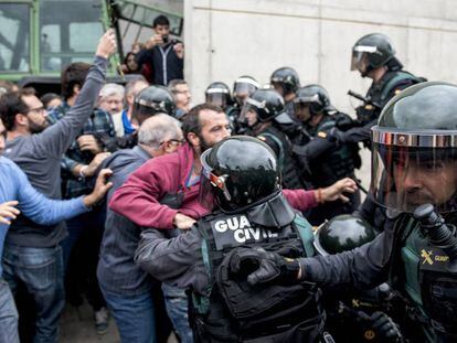 La Guardia Civil irrumpe en el pabell&oacute;n deportivo de Sant Juli&agrave; de Ramis para evitar la votaci&oacute;n el 1 de octubre.