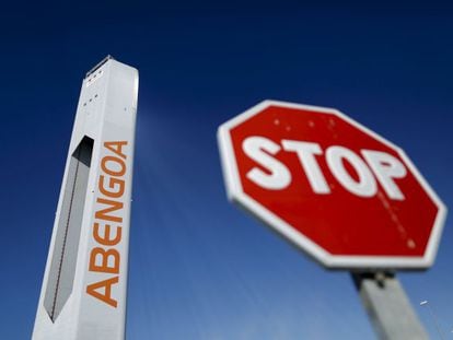 Una torre de una planta solar de Abengoa.