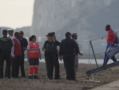 Uno de los 15 inmigrantes desciende del buque 'Audaz' en Cádiz.