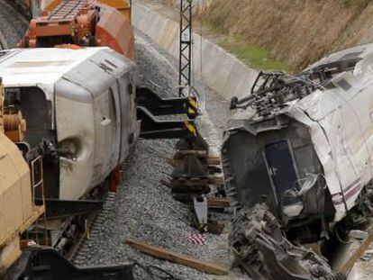 Restos del tren accidentado el pasado mi&eacute;rcoles en Santiago.