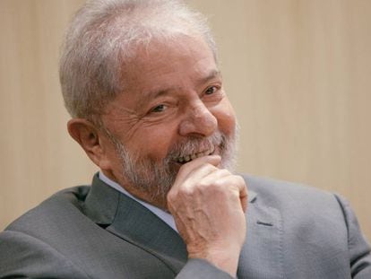 El expresidente brasileño Lula da Silva, en una sala de la cárcel de Curitiba en Brasil.