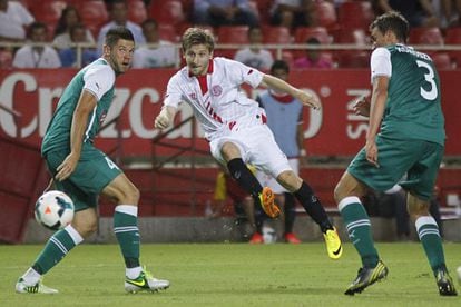 Marin lanza para marcar el segundo gol del Sevilla