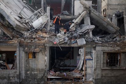 Varios palestinos inspeccionan este martes los daños en una vivienda en Rafah, en el sur de Gaza, causados por un bombardeo israelí.
