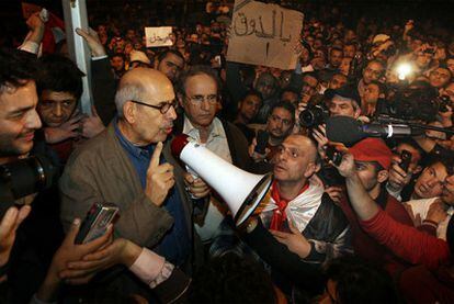 Mohamed el Baradei arenga a sus seguidores en la plaza Tahrir de El Cairo.