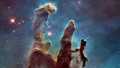 Los Pilares de la Creación, fotografía tomada por el telescopio espacial Hubble en la nebulosa del Águila, a unos 7.000 años luz de la Tierra.