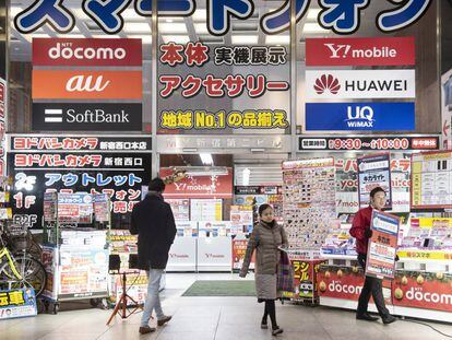 Varios clientes en una tienda de electrónica de Tokio.