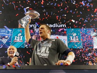 Tom Brady celebra con el trofeo Vince Lombardi el triunfo frente a Atlanta Falncons, en 2017.