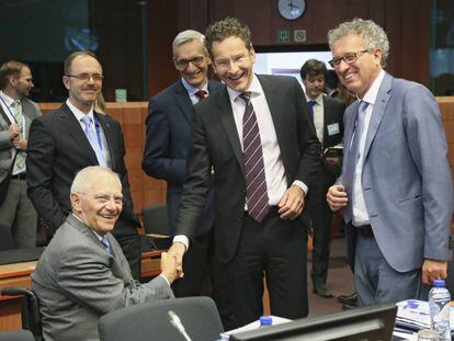 Los ministros de Finanzas de Alemania, Wolfgang Sch&auml;uble, Holanda, Jeroen Dijsselbloem, y Luxemburgo, Pierre Gramegna, en el Eurogrupo celebrado en Bruselas el martes 24 de mayo. 