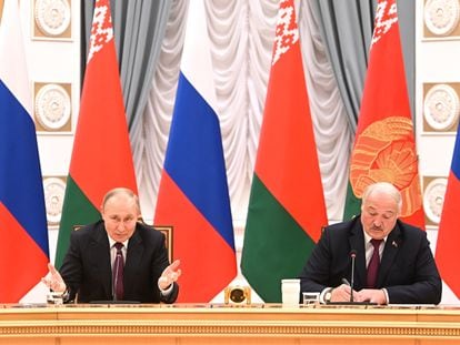El presidente de Rusia, Vladímir Putin, y su homólogo de Bielorrusia, el autoritario Alexandr Lukashenko, tras la reunión que han mantenido en Minsk este lunes.