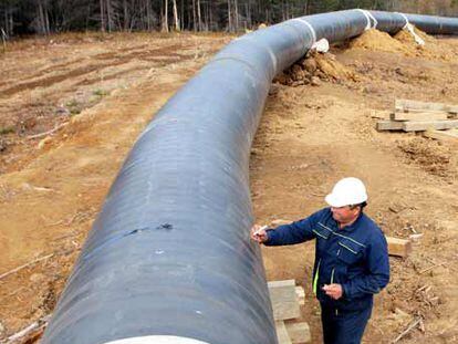 Un operario inspecciona un oleoducto en la isla de Sajalín (Rusia).