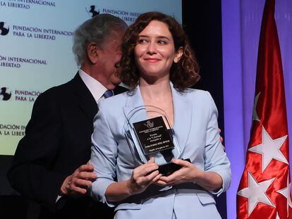 La presidenta de la Comunidad de Madrid, Isabel Díaz Ayuso, recibe el premio de la Fundación Internacional de la Libertad de las manos de Mario Vargas Llosa.
