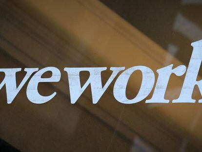 Logo de la compañía WeWork en uno de sus espacios de co-working de Nueva York.