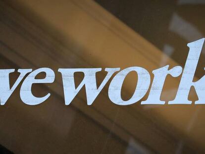 Logo de la compañía WeWork en uno de sus espacios de co-working de Nueva York.