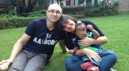 Sonia Alonso y Rubén Fernández, junto a su hijo Mikel, en una imagen cedida por la pareja.