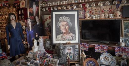 Salón de una fan de la familia real británica con algunos de los miles de souvenirs que colecciona.